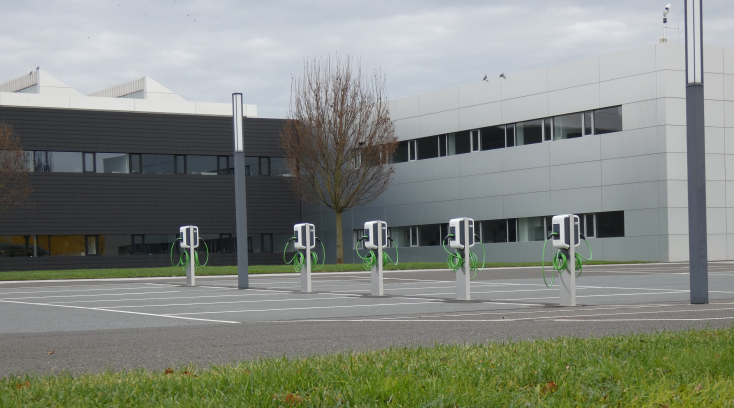 Des bornes de recharge sur un parking d'entreprise