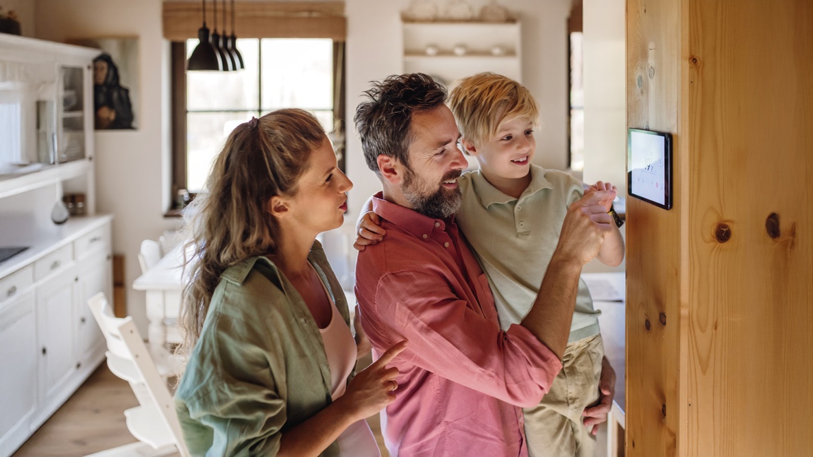 une famille face à une interface de gestion