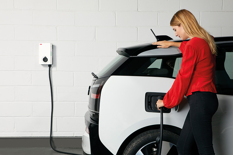 Une borne de recharge ABB au mur