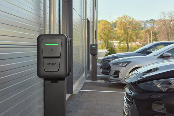 Borne de recharge hager sur parking d'entreprise